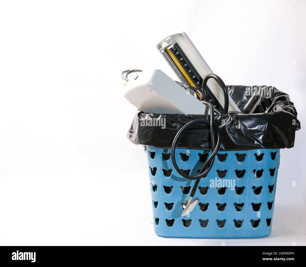 Foto eines klinischen Quecksilbersphygmomanometers in einem Plastikmüllbehälter Stockfoto