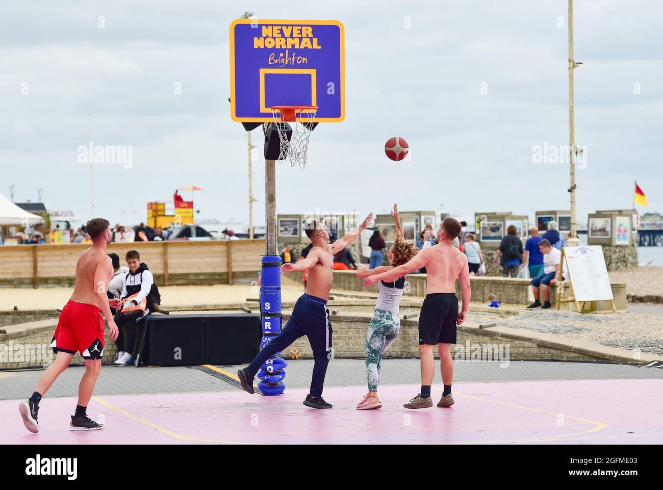 Brighton UK 26. August 2021 - Basketballspieler genießen die warme Nachmittagssonne an der Strandpromenade von Brighton mit einer heißen, sonnigen Wettervorhersage für das bevorstehende Feiertagswochenende : Credit Simon Dack / Alamy Live News Stockfoto