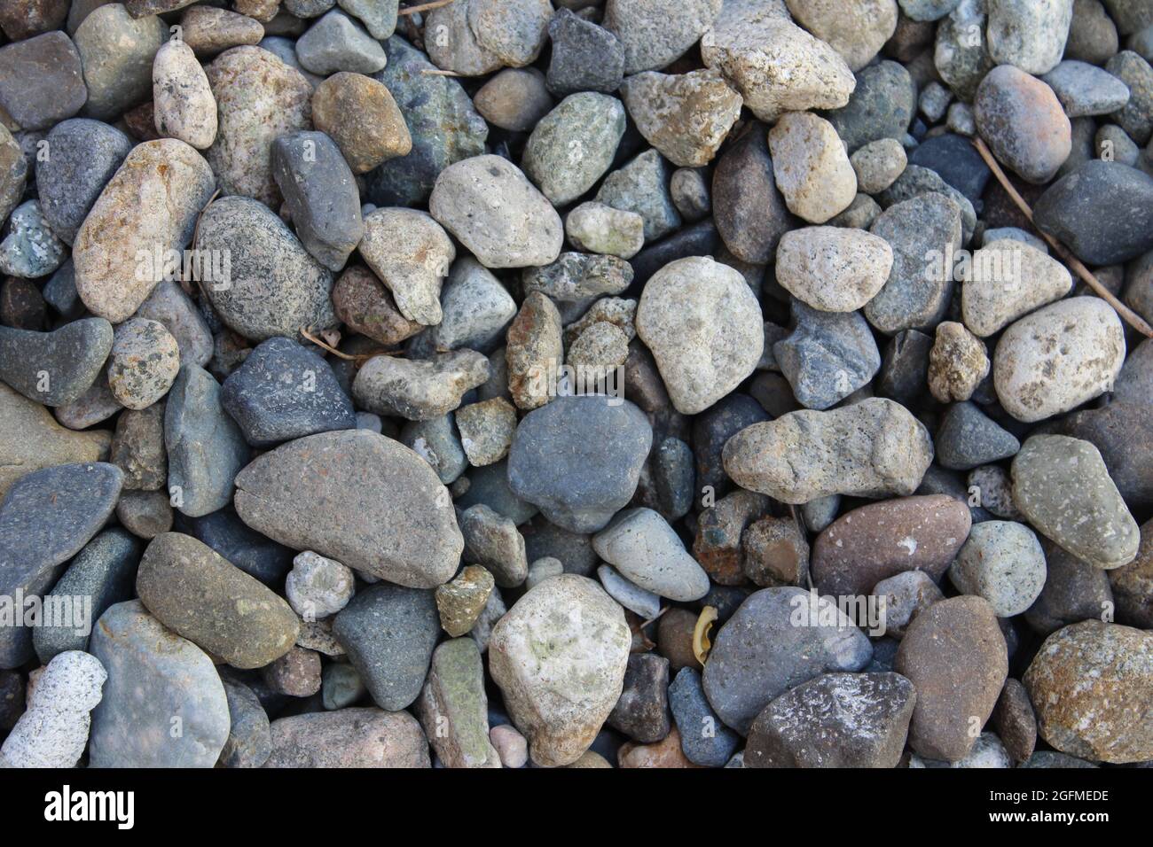 Das Leben selbst ist nicht die Realität. Wir sind es, die das Leben in Steine und Kieselsteine stecken. Stockfoto