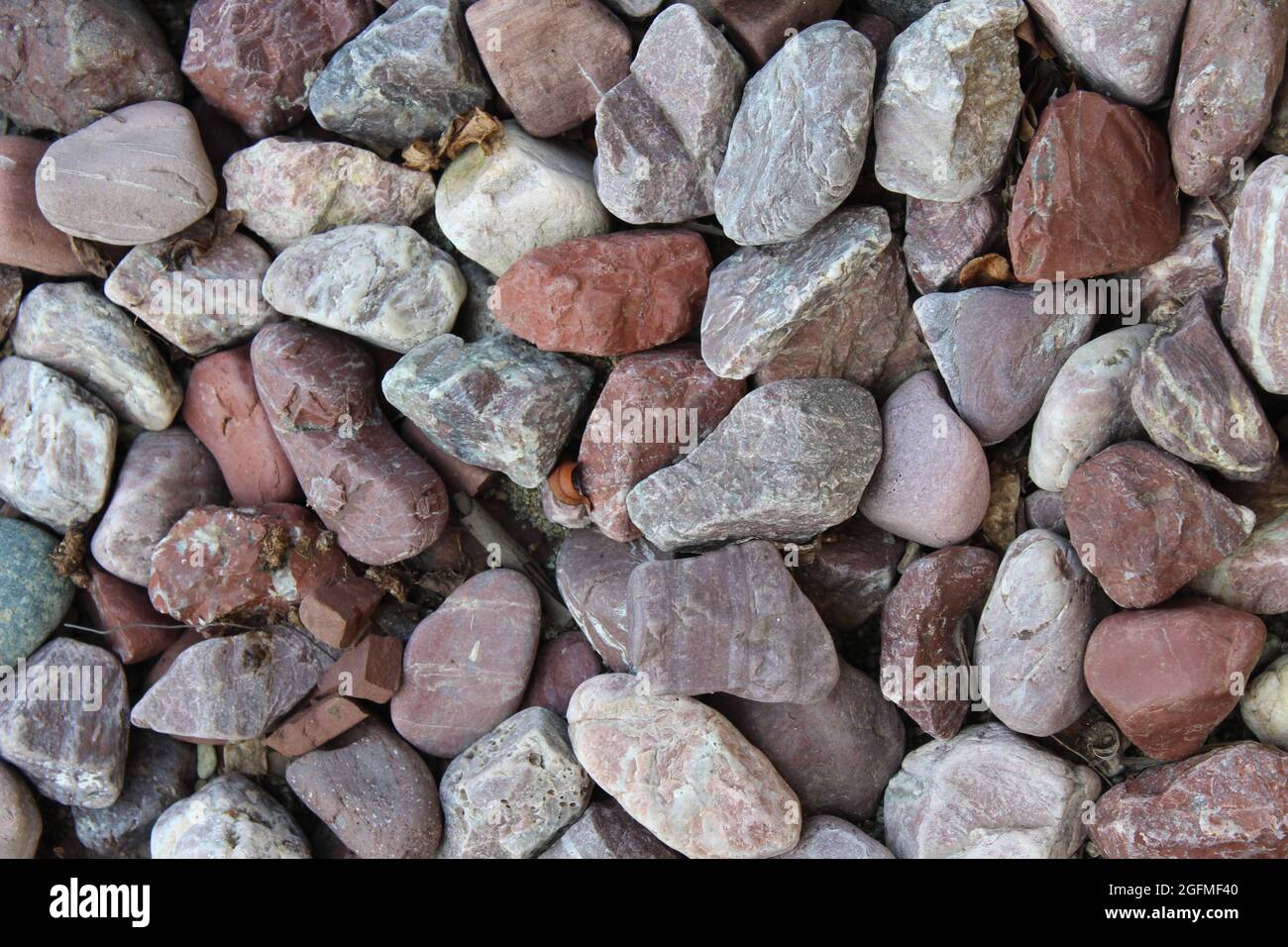 Das Leben selbst ist nicht die Realität. Wir sind es, die das Leben in Steine und Kieselsteine stecken. Stockfoto