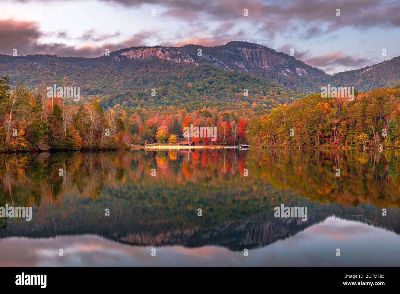 Table Rock Mountain, Pickens, South Carolina, USA Seeblick im Herbst bei Dämmerung. Stockfoto
