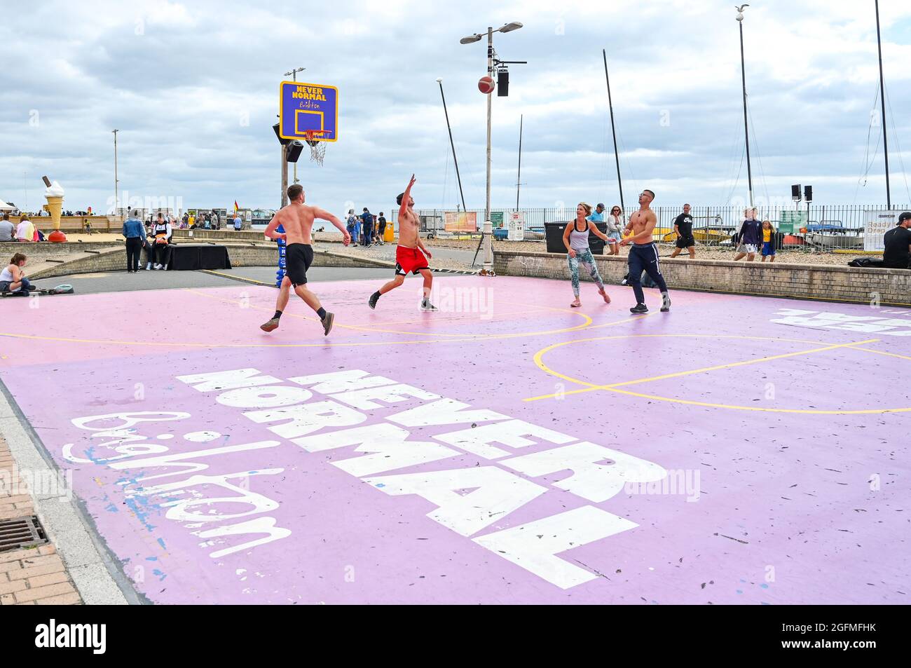 Brighton UK 26. August 2021 - Basketballspieler genießen die warme Nachmittagssonne an der Strandpromenade von Brighton mit einer heißen, sonnigen Wettervorhersage für das bevorstehende Feiertagswochenende : Credit Simon Dack / Alamy Live News Stockfoto