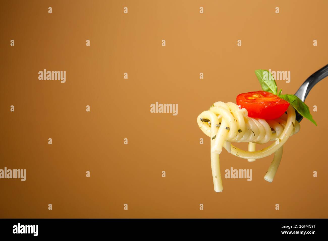 Spaghetti mit Tomaten und Basilikum   Leinwandbild Wanddeko Kunstdruck 
