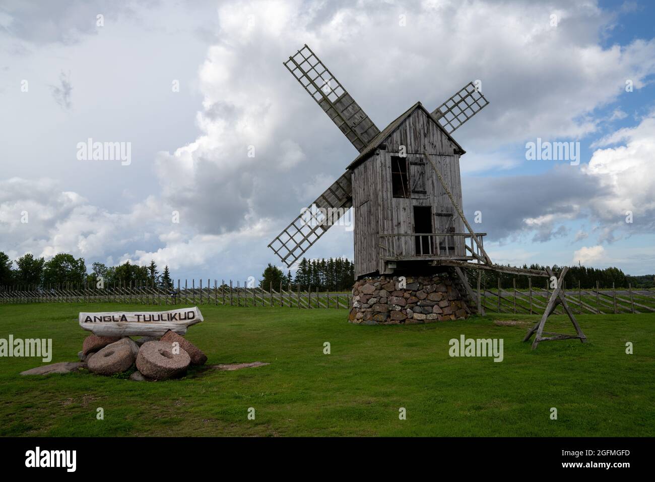Angla, Estland - 15. August 2021: Blick auf die Windmühlen von Angla auf der Insel Saaremaa in Estland Stockfoto
