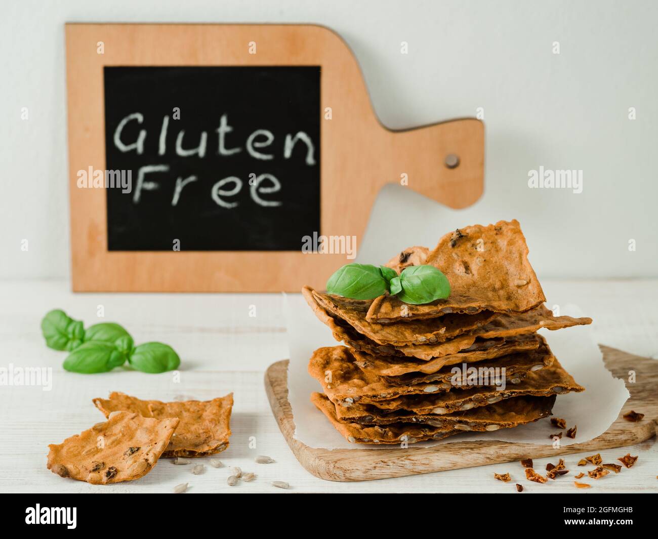 Glutenfreie Knäckebrot aus Buskweizenmehl. Grünes Buchweizenmehl, geräucherter Paprika und Sonnenblumenkerne sind Zutaten für dieses hausgemachte, knusprige Brot. Idea Rezept Snacks, glutenfreies Konzept Stockfoto