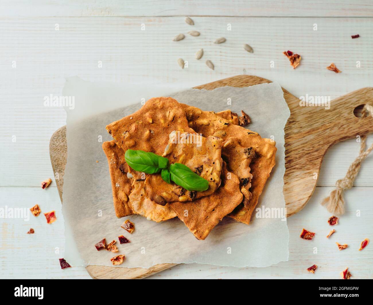 Glutenfreie Knäckebrot aus Buskweizenmehl. Grünes Buchweizenmehl geräuchertes Paprika Sonnenblumenkerne Zutaten hausgemachtes, gebackenes Knäckebrot. Idee Rezept Snacks glutenfreies Konzept. Draufsicht flach liegend Stockfoto