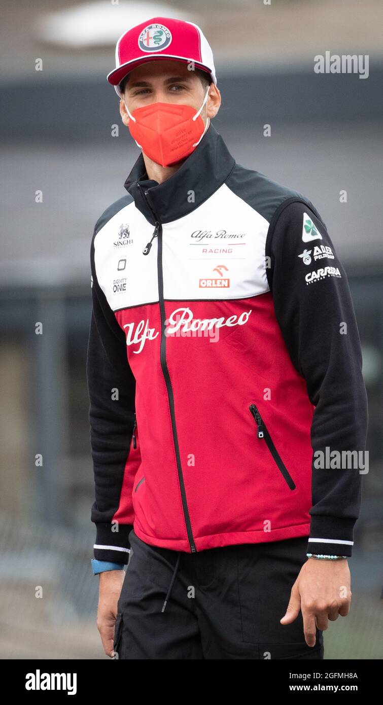 Alfa Romeos italienischer Fahrer Antonio Giovinazzi geht bei den Vorbereitungen vor dem Formel-1-Grand-Prix von Bel in Spa-Francorchamps an diesem Wochenende mit Stockfoto