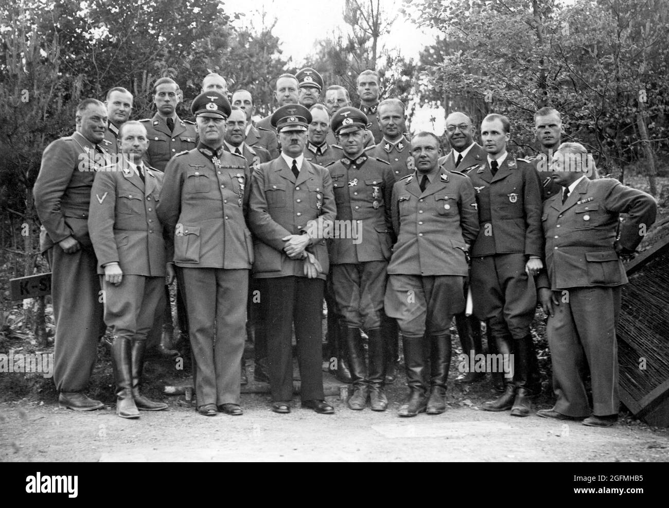 Hitler mit seinen Mitarbeitern im Hauptquartier im Juni 1940 ließ sich Hitler selbst mit seinem Gefolge fotografieren.Quelle: Deutsches Bundesarchiv Stockfoto
