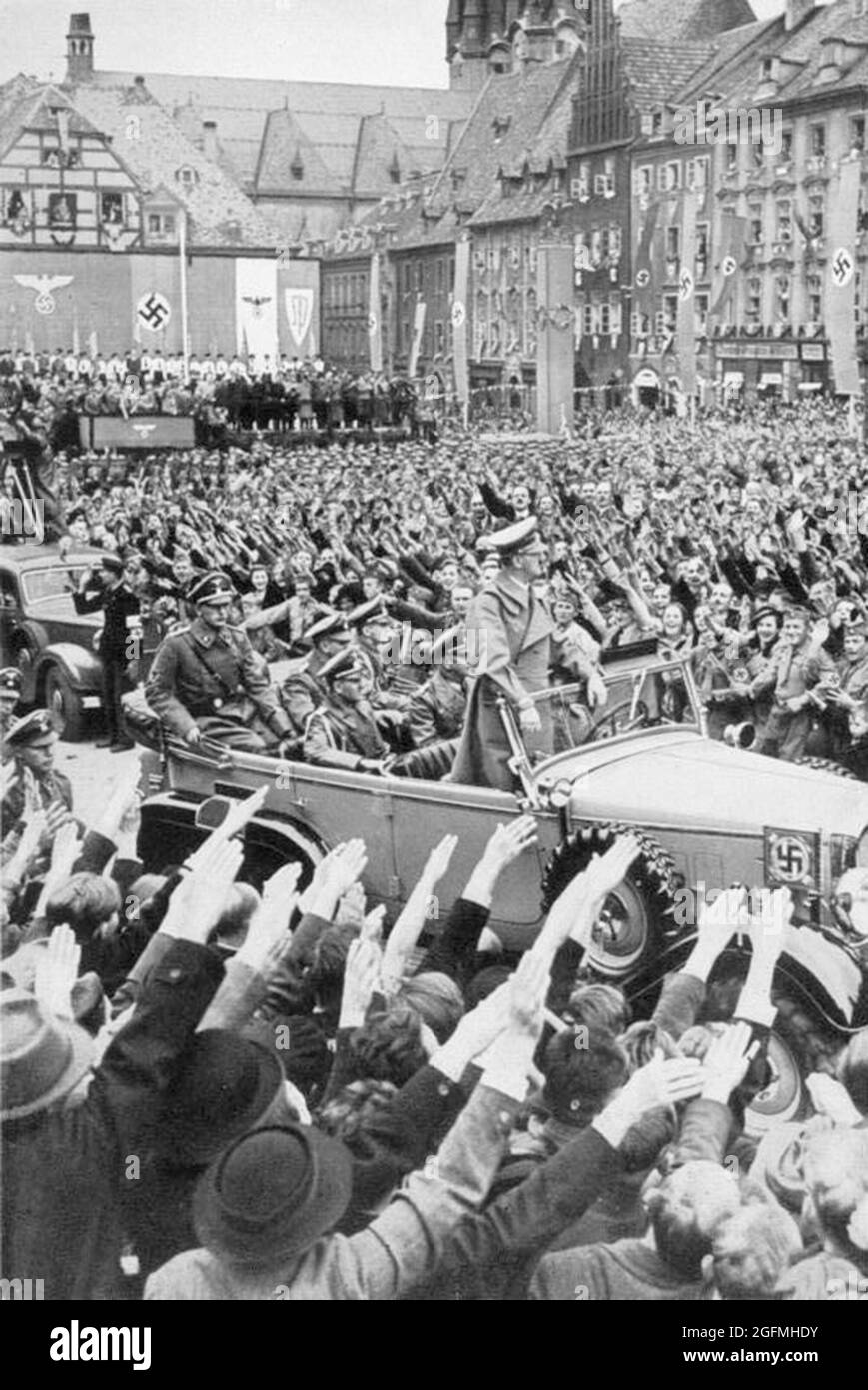 Jubelnde und jubelnde Menschenmengen begrüßen Hitler in der Stadt Eger im Sudetenland (heute Cheb in der Tschechischen Republik). Quelle: Deutsches Bundesarchiv Stockfoto