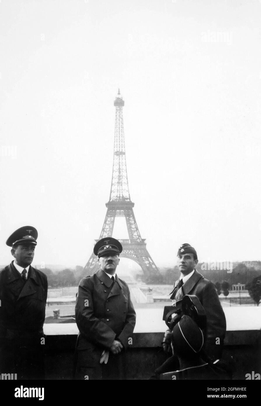 Hitler in Paris mit dem Architekten Albert Speer (links) und dem Bildhauer Arno Breker (rechts), 23. Juni 1940 Stockfoto