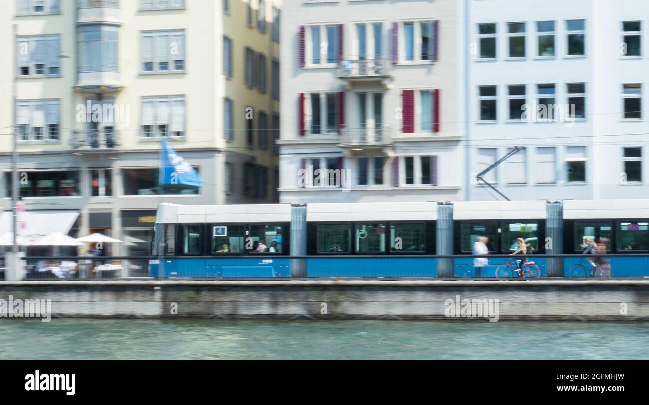 Zürich, Schweiz - 20. August 2021: Moderne Straßenbahn flexity im historischen Zentrum Stockfoto