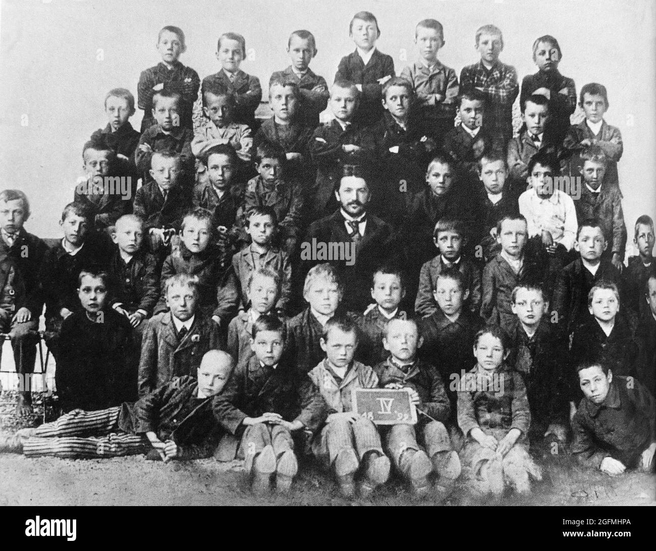 Adolf Hitlers Schulfoto von 1889. Hitler, 10 Jahre alt, steht in der Mitte der hinteren Reihe Stockfoto