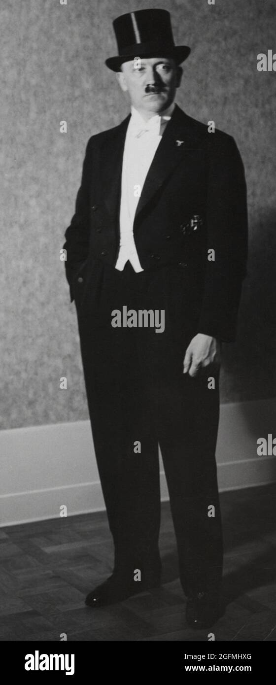 Ein Porträt von Adolf Hitler in weißer Krawatte Stockfoto
