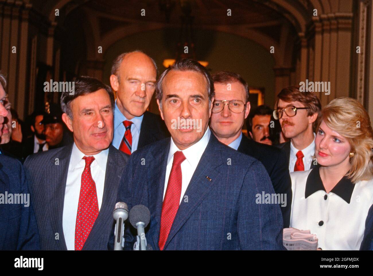 Bob Dole (Republikaner von Kansas), Mitte des US-Senats, spricht mit Reportern, nachdem ihn der Republikaner Caucus des US-Senats am 29. November 1988 zum Minderheitsführer für den 101. Kongress im US-Kapitol in Washington, DC wiedergewählt hatte. An der Seite von Leader Dole stehen US-Senator John Chafee (Republikaner von Rhode Island), links, und US-Senator Alan Simpson (Republikaner von Wyoming), links in der Mitte. Kredit: Arnie Sachs / CNP Stockfoto