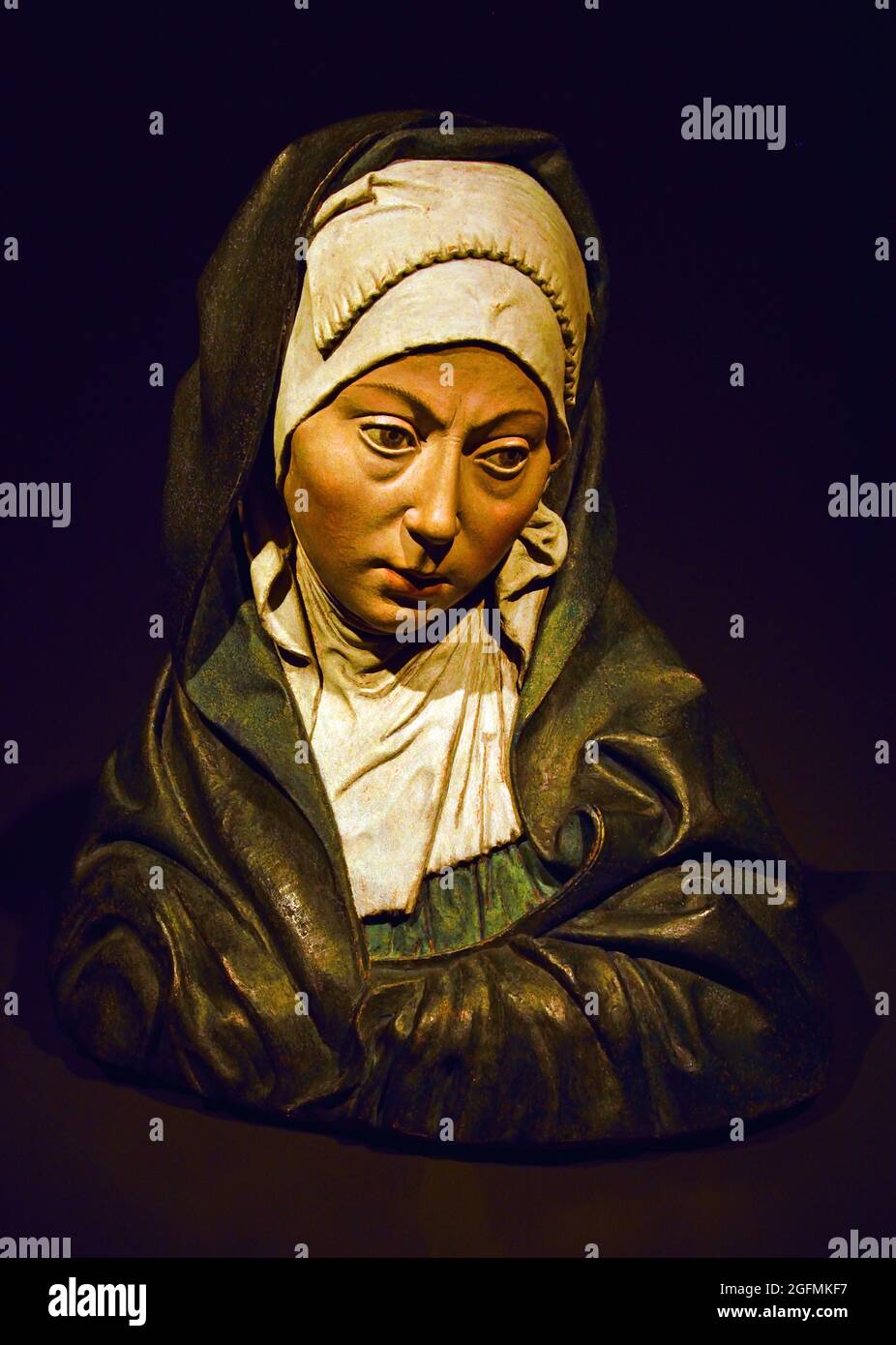 Maria als Mater Dolorosa (Mutter der Schmerzen), Pietro Torrigiani (zugeschrieben), 1507 - 1510 Terrakotta mit alter, teilweise original Polychromie (Ölfarbe), 43,7cm × 37,5cm × 25cm Italien, Italienisch, ( Diese durchdringende Büste Mariens, trauernd um ihren toten Sohn Jesus, wurde wahrscheinlich von Pietro Torrigiani angefertigt, Ein Italiener, der in Brügge im Dienste der Erzherzogin Margarete von Österreich lebt. Für Margaret, selbst eine trauernde Witwe, hatte das Thema der Trauer Mariens eine große Bedeutung. Der lebensechte Charakter der Statue machte es leicht, sich in Marys Trauer zu fühlen. ) Stockfoto