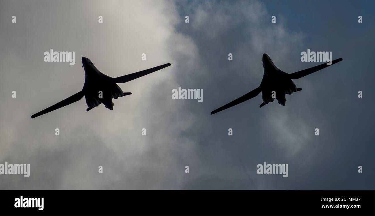 Zwei 9. Expeditionary Bomb Squadron B-1B Lancer fliegen in Formation, bevor sie auf der Andersen Air Force Base, Guam, 22. Mai 2020, landen. Diese B-1B-Besatzungen haben gerade eine 24-stündige Mission absolviert, die eine große Kraftübung beinhaltete. Die 9. EBS wird auf dem Luftwaffenstützpunkt Andersen, Guam, als Teil einer Bomber Task Force eingesetzt, die die strategischen Abschreckungsmissionen der Pacific Air Forces unterstützt und sich für die Sicherheit und Stabilität der Region Indo-Pazifik engagiert. (USA Luftwaffe Foto von Senior Airman River Bruce) Stockfoto