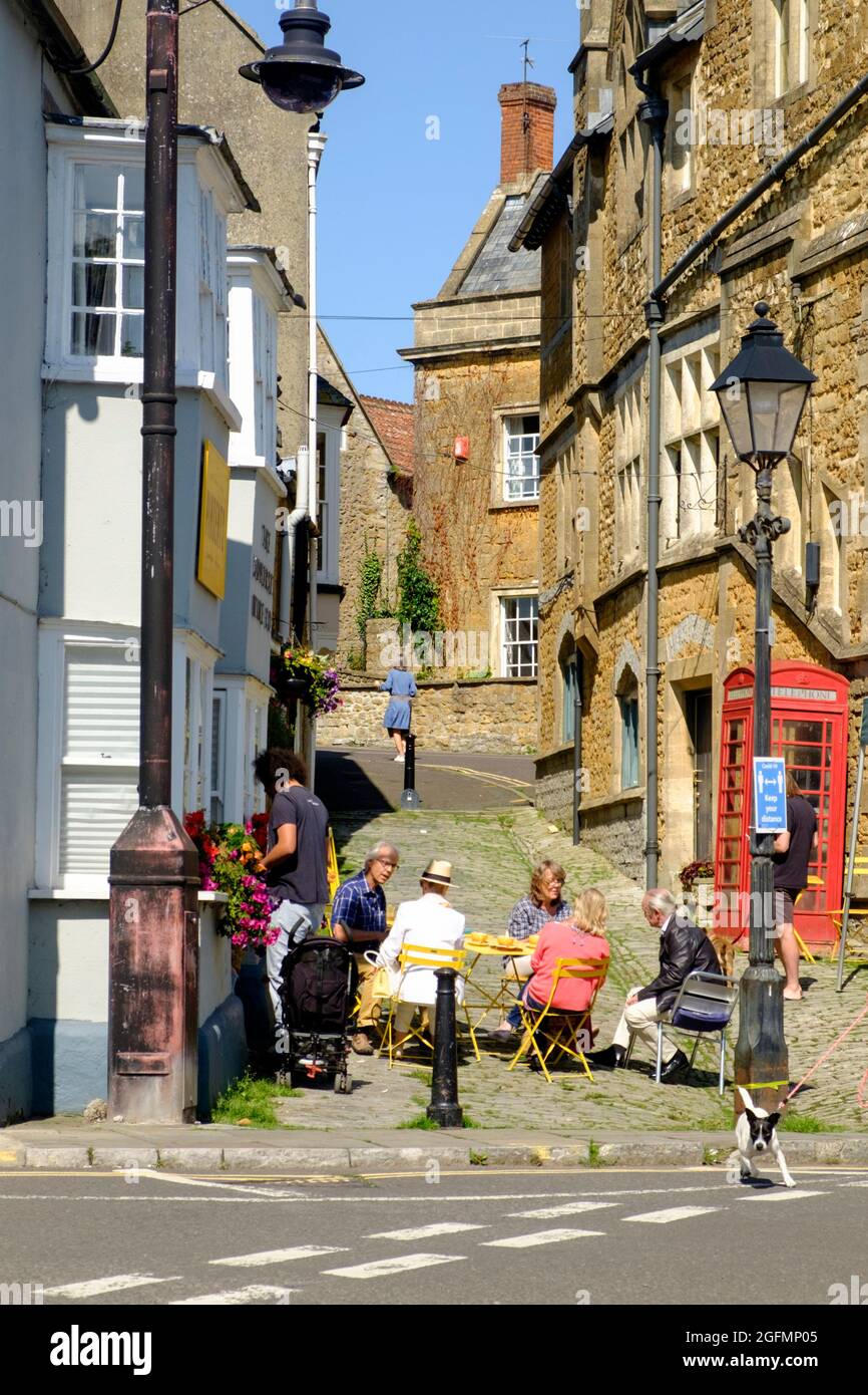 Castle Cary eine Marktstadt im Süden somerset UK EIN Straßencafé. Stockfoto