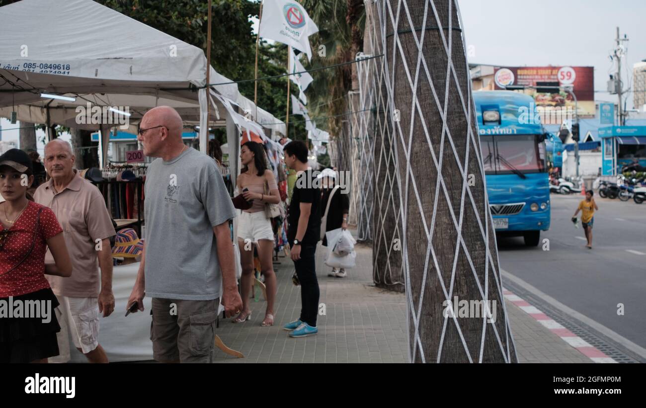 No Mask The Good Life Pre -Pandemie Mai 24 2019 Beach Road Pattaya Thailand Bürgersteig Event Mit Spaß Wahre Tatsache Stockfoto