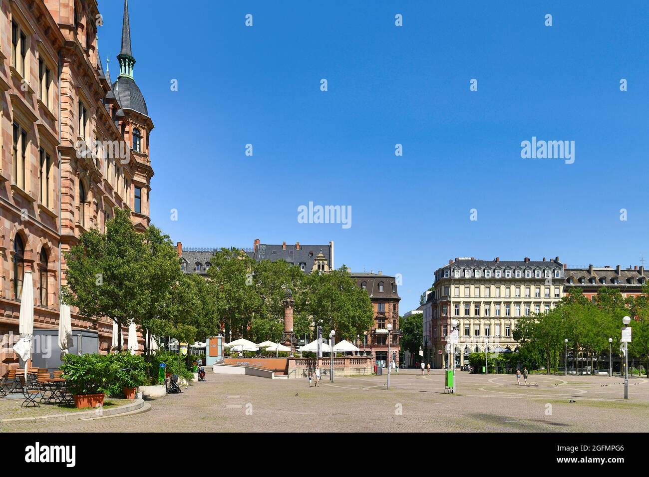 Wiesbaden, Deutschland - Juli 2021: Marktplatz in der Innenstadt an sonnigen Sommertagen Stockfoto