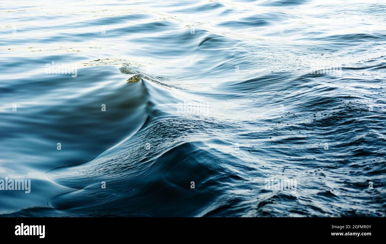 Flußwelle, Bewegung des Wassers mit einem Kamm und Blasen Hintergrund Stockfoto