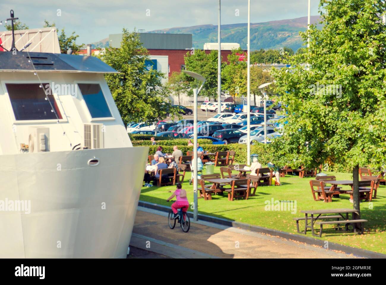 Clydebank, Glasgow, Schottland, 26. August 2021. Wetter in Großbritannien: An einem sonnigen Tag sahen die Einheimischen im clyde Einkaufszentrum in der Sonne im clyde Einkaufszentrum am Forth und clyde Kanal in clydebank. Credit Gerard Ferry/Alamy Live News Stockfoto