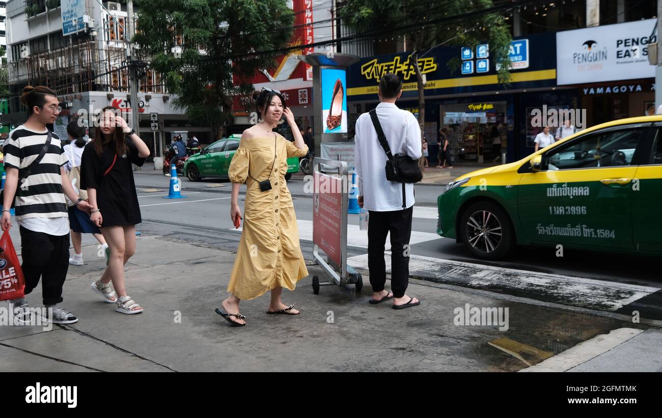 Glückliche Menschen im Siam Square Shopping Area Pre-Pandemie Keine Maske Keine Absperrung Bangkok Thailand Stockfoto