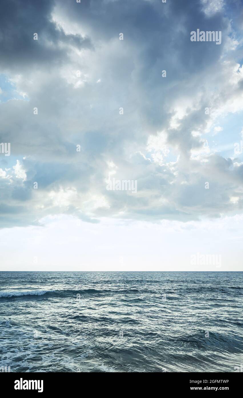 Blaue Meereslandschaft mit Horizont über dem Wasser. Stockfoto
