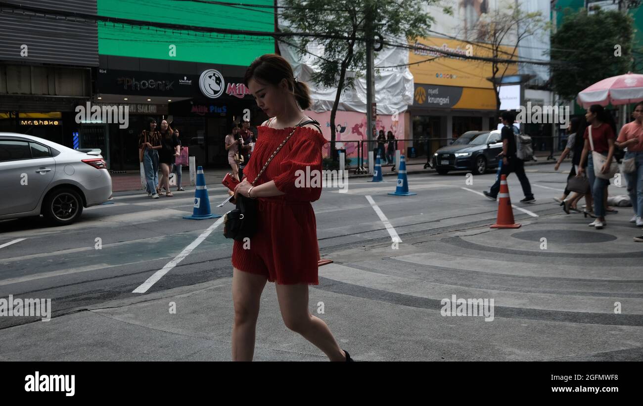 Glückliche Menschen im Siam Square Shopping Area Pre-Pandemie Keine Maske Keine Absperrung Bangkok Thailand Stockfoto