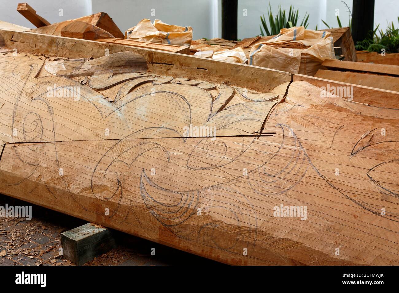 Handgemachtes Holz-Kanu in Arbeit, Maori-Design an der Seite gezeichnet, traditionelles Handwerk, Kunst, Boot, Te Puia Maori Cultural Center; Rotorua; Neuseeland Stockfoto