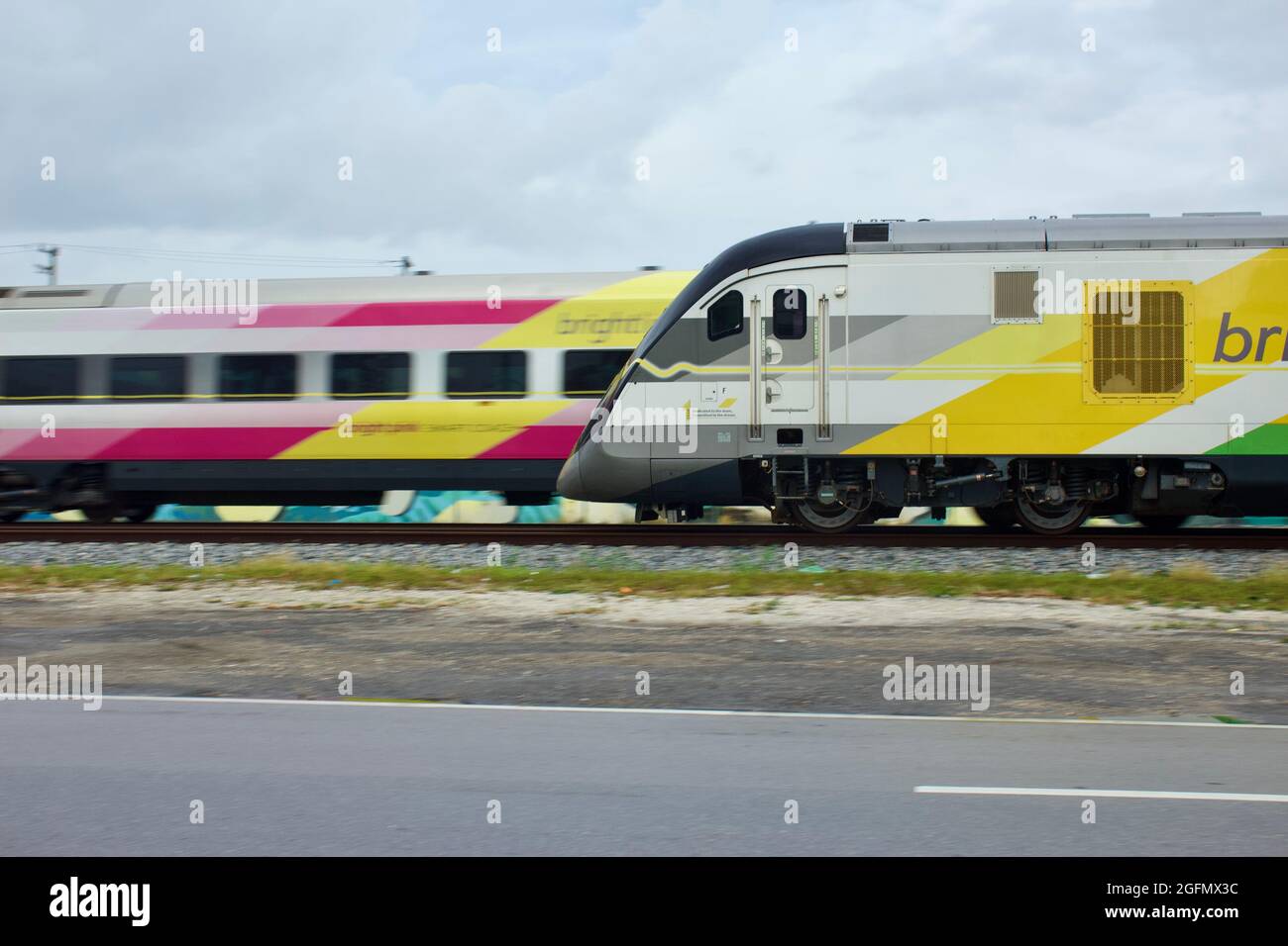 8/26/2021Miami FL - BrightLine Züge fahren in der Nähe der Innenstadt von Miami Stockfoto
