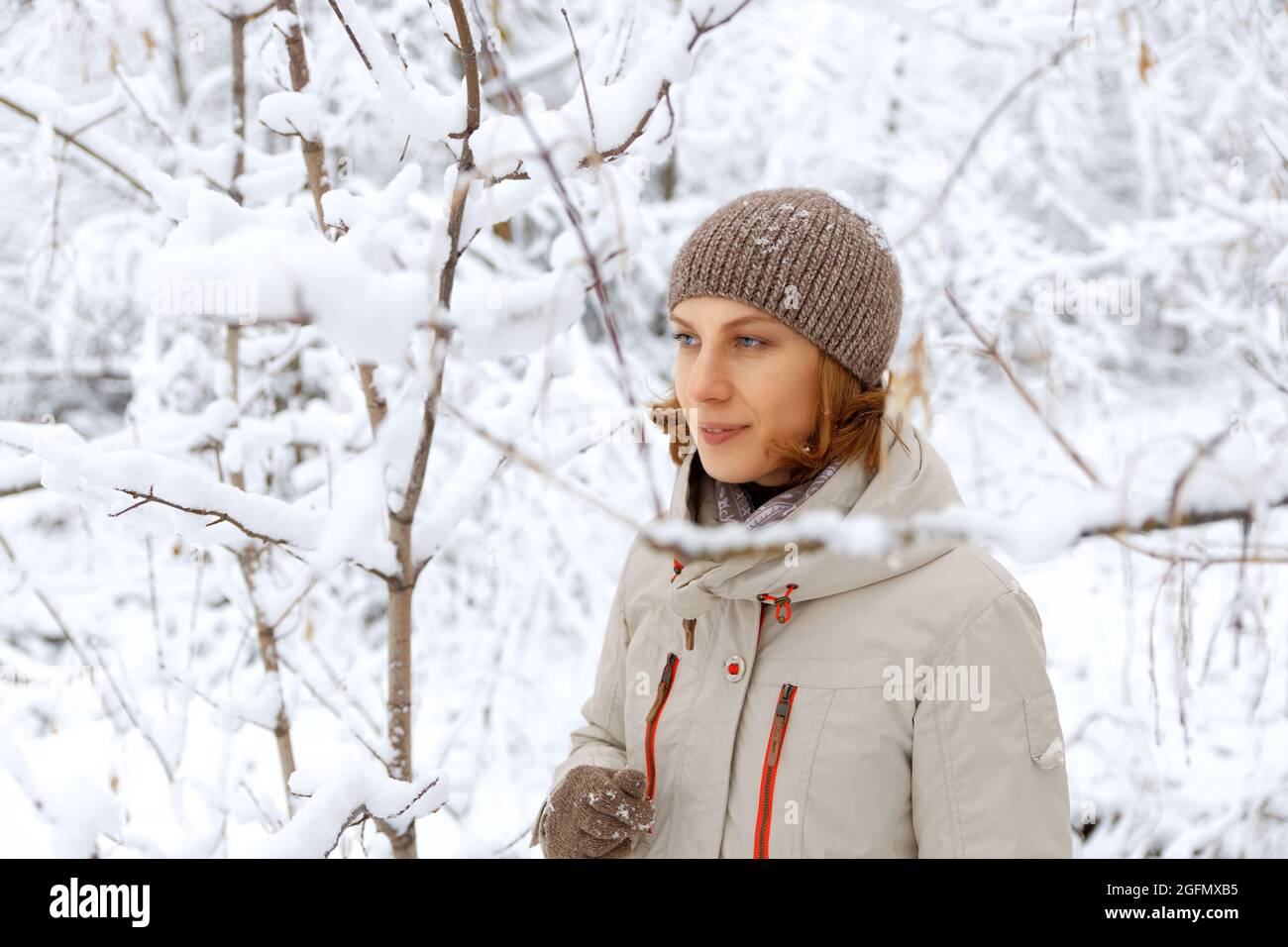 Nahaufnahme Winter Outdoor-Porträt der Frau vor verschneiten unscharfen Hintergrund Stockfoto