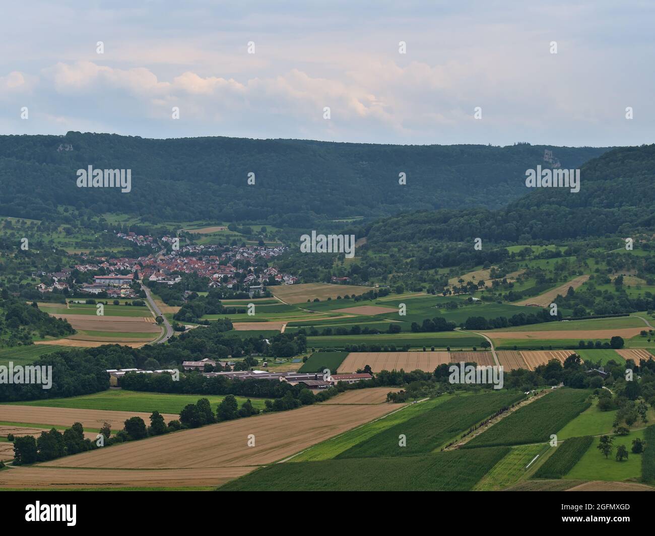 Blick auf die nördlichen Ausläufer der Schwäbischen Alb mit Wäldern, landwirtschaftlichen Feldern, ländliches Dorf Hepsisau, Teil von Weilheim an der Teck, Deutschland. Stockfoto