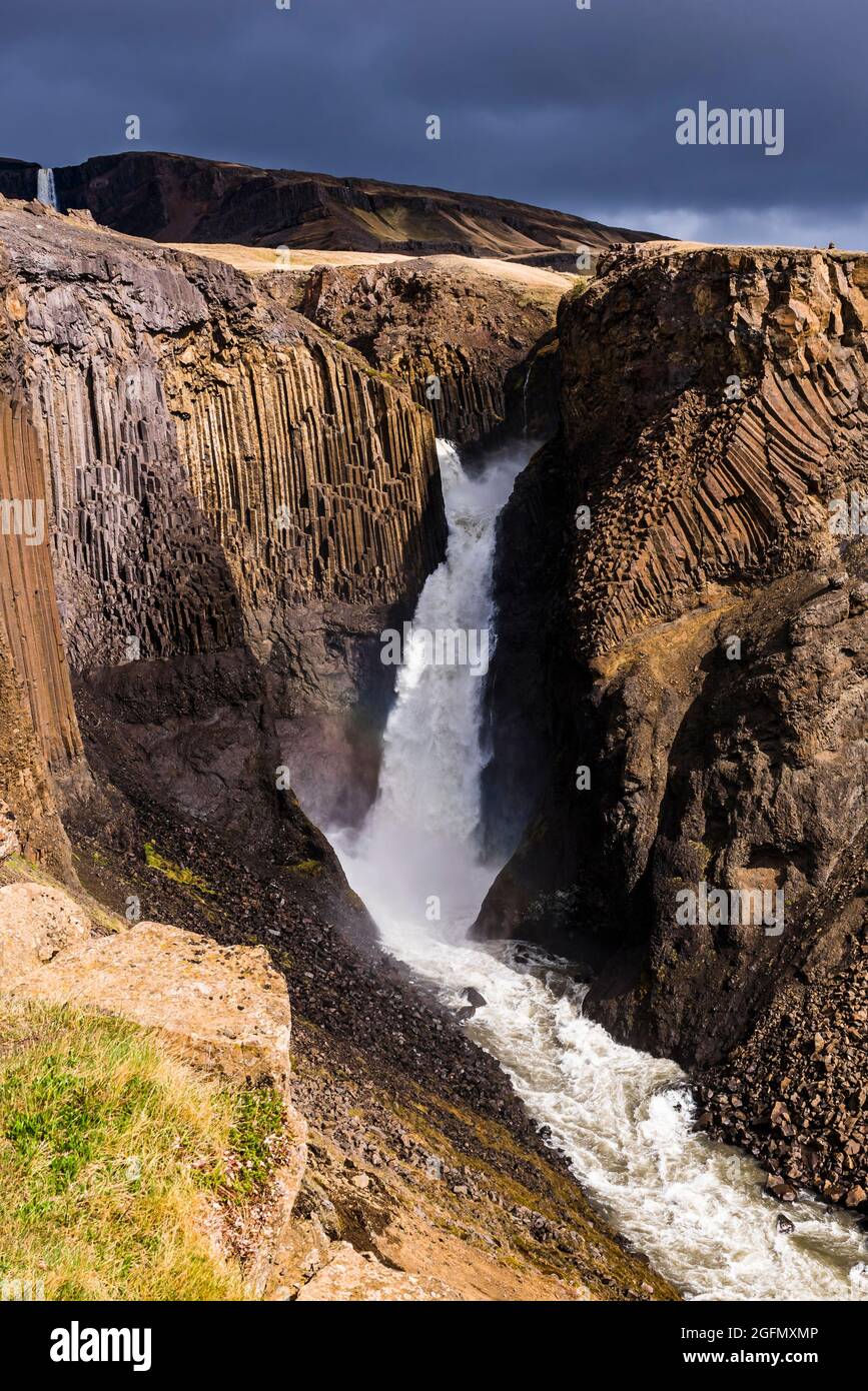 Die spektakulären Litlanesfoss-Wasserfälle mit Hengifoss in der Ferne, Lagarfljot Lake, Island Stockfoto
