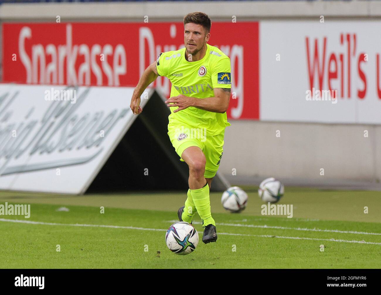 Stadt Duisburg, Deutschland. 25. Aug, 2021. firo: 25.08.2021, Fußball, 3. Bundesliga, Saison 2021/2022, MSV Duisburg - SV Wehen Wiesbaden 0: 2 Dennis KEMPE, Wehen, Einzelaktion Kredit: dpa/Alamy Live News Stockfoto