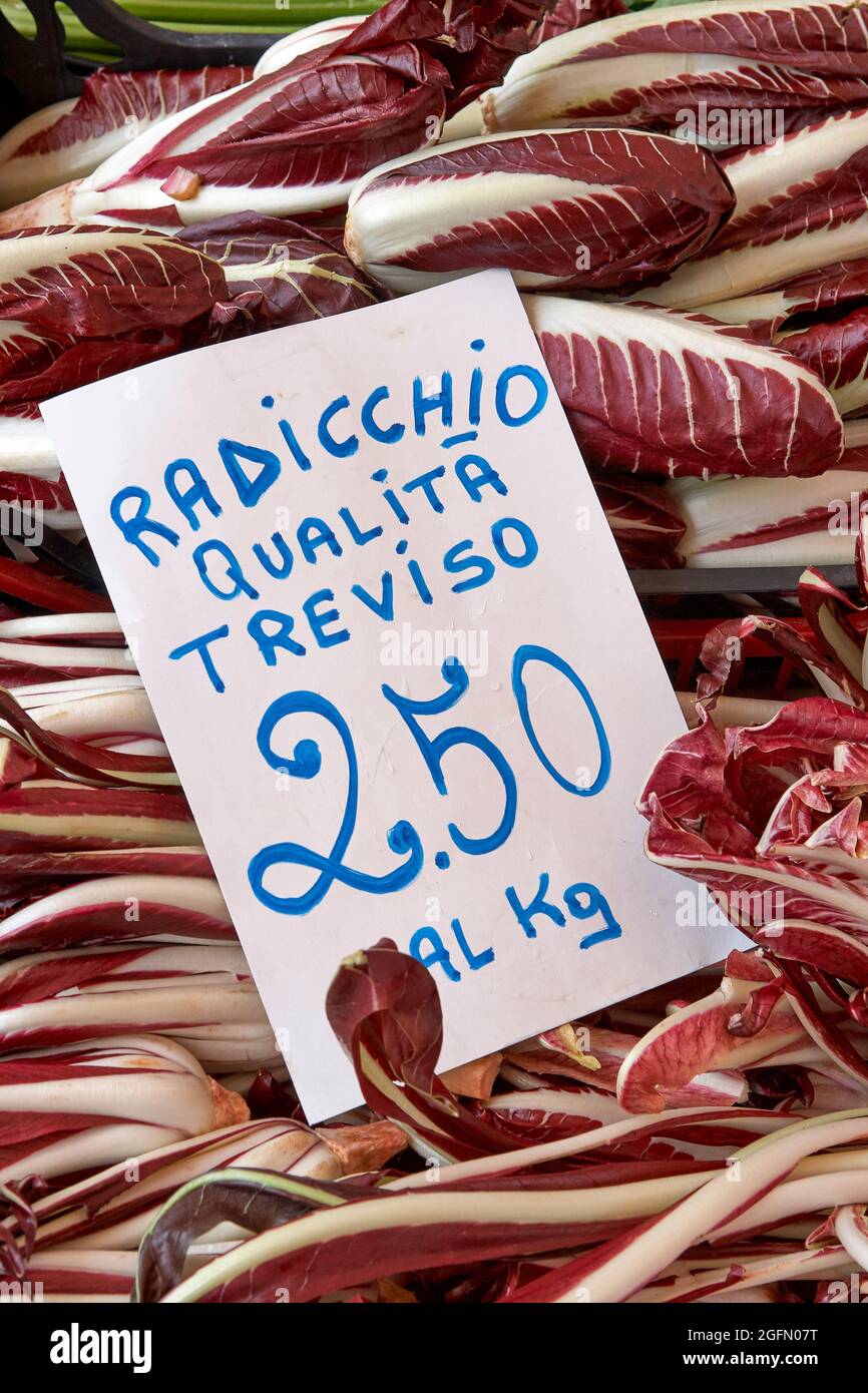 Preisschild in italienischer Sprache für das Blattgemüse Radicchio an einem Marktstand in Treviso Stockfoto