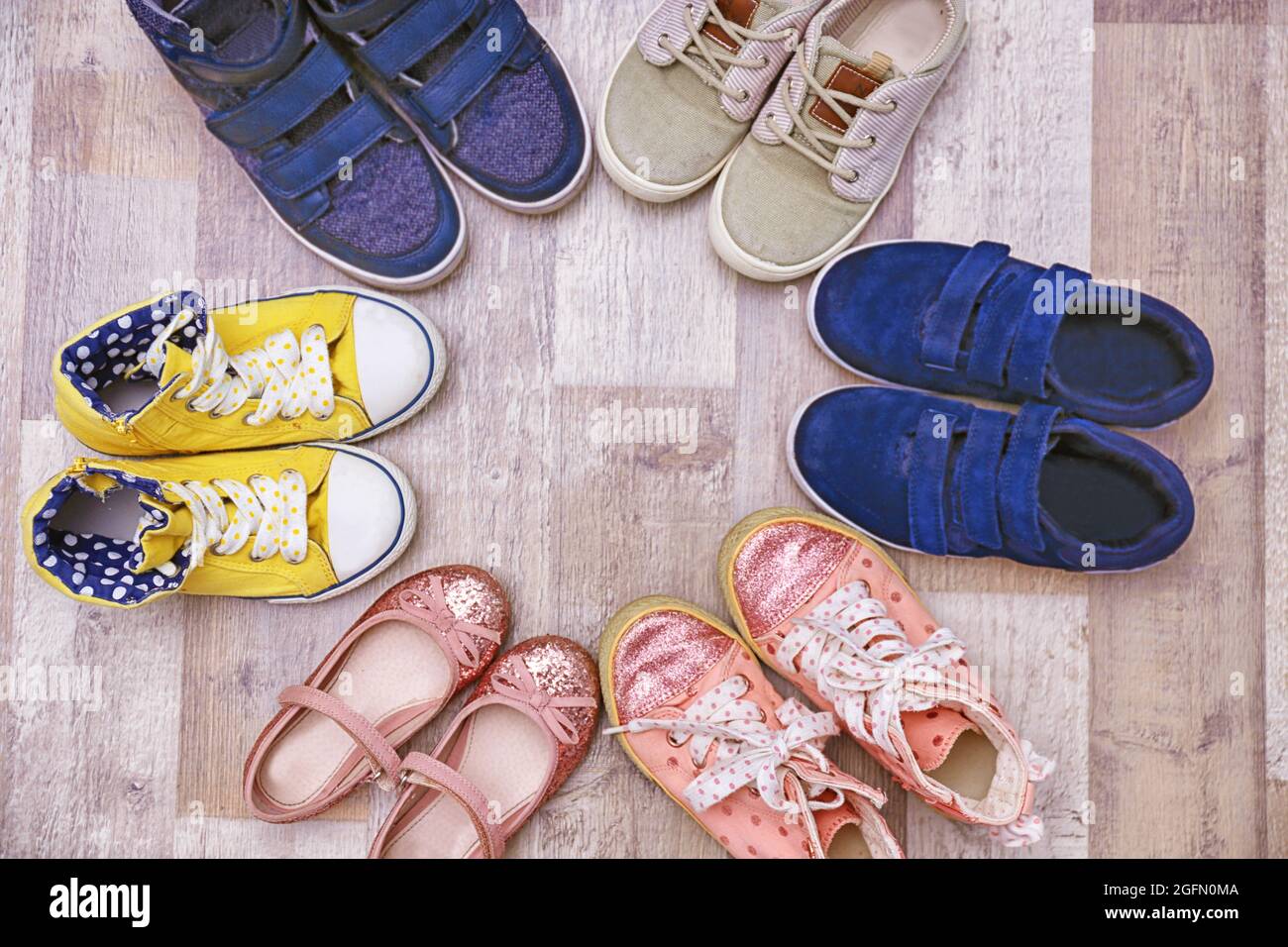 Bunte Kinder Schuhe auf dem Boden Stockfotografie - Alamy
