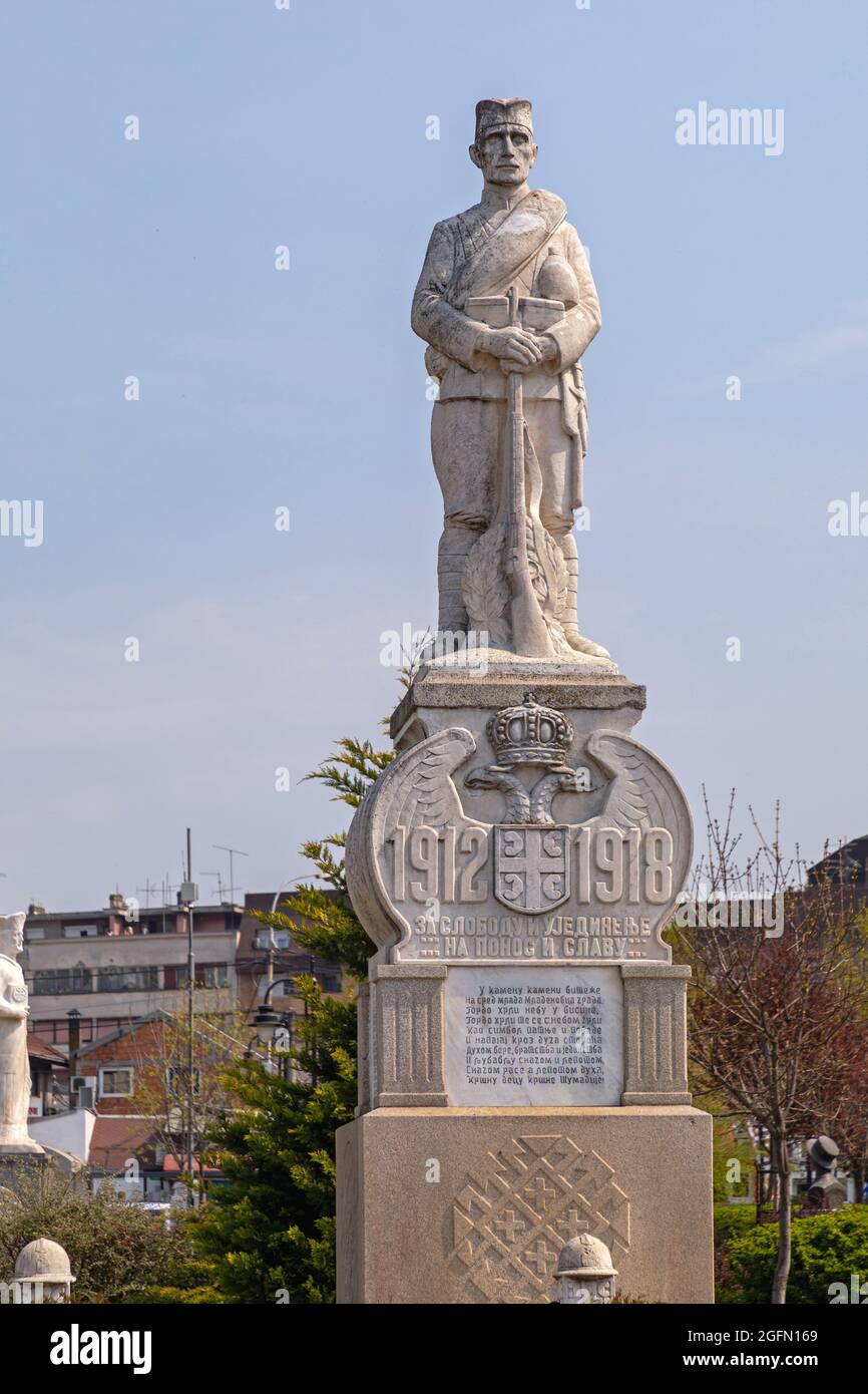 Mladenovac, Serbien - 13. April 2020: Große Statue des serbischen Soldaten-Gedenkens im Ersten Weltkrieg im Stadtpark. Stockfoto