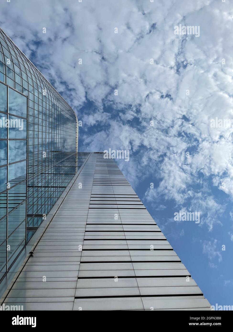 Niedriger Winkel des Baba Baidyanath Jyotirlinga Tempels mit blauem bewölktem Himmel am Morgen, Jharkhand, Indien Stockfoto Niedriger Winkel des Baba Baidyanath Jyotirlinga Tempels mit blauem bewölktem Himmel am Morgen, Jharkhand, Indien Stockfoto
