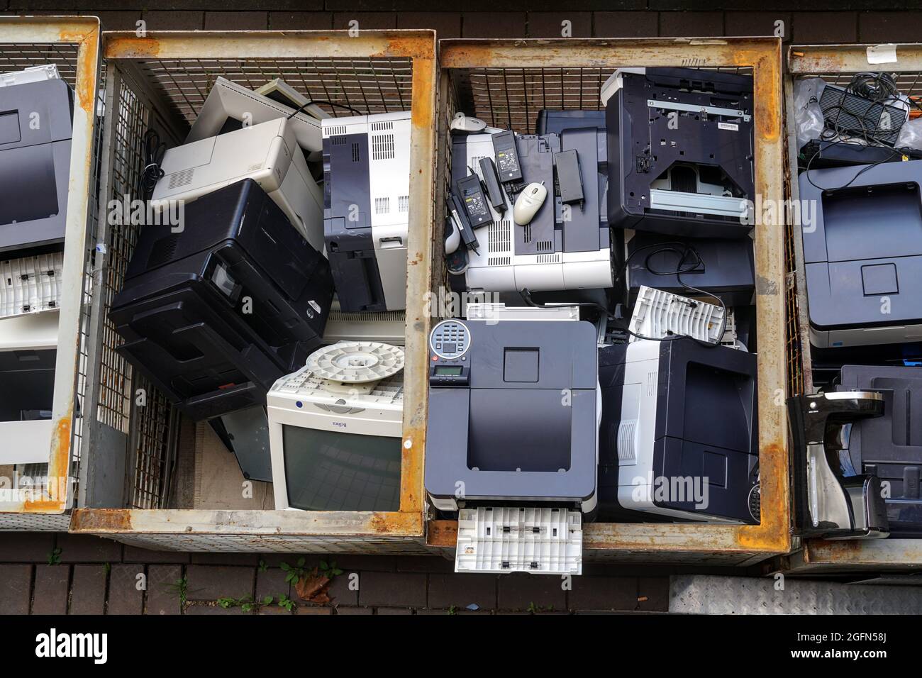 KÖLN, DEUTSCHLAND - 26. Jul 2021: Ein Blick von oben auf verschiedene veraltete und alte elektronische Geräte, jetzt elektronische Abfälle, moderne Gesellschaft Stockfoto