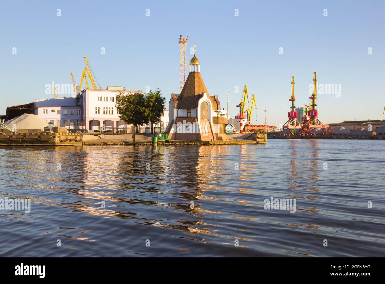Königsberg, Russland - Jule 30, 2017: Die Nikolaikirche auf dem Gebiet des Seehafens am Fluss Pregolja. Stockfoto