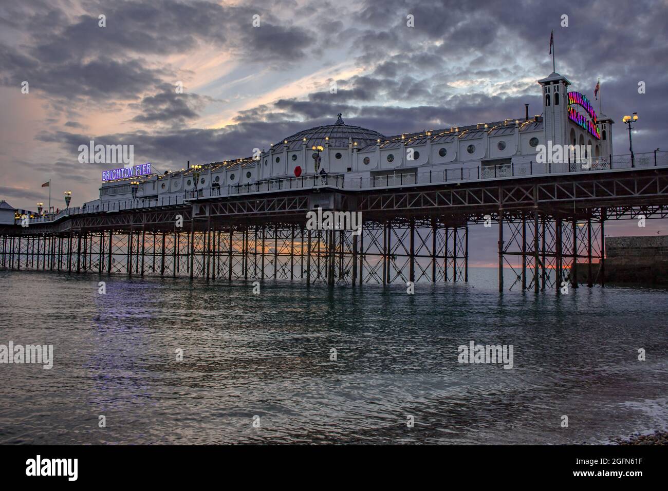 Sonnenuntergang über Brighton Pier, England, britischer Strand, England Sumer, britische Feiertage. Brighton England Stockfoto