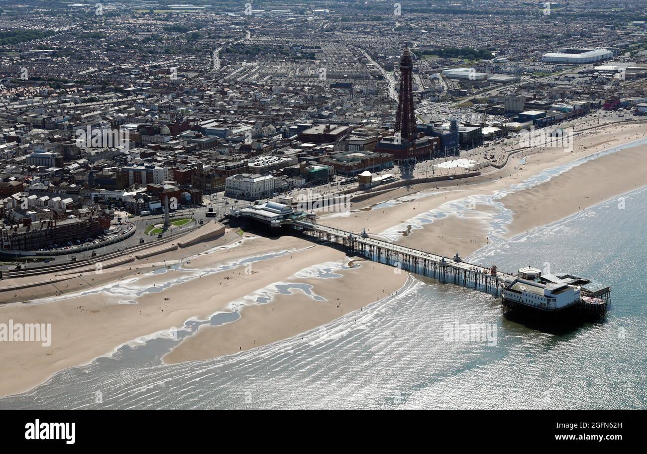 Luftaufnahme von Blackpool, mit dem Golden Mile Beach, Blackpool Tower und Blackpool Piers Stockfoto