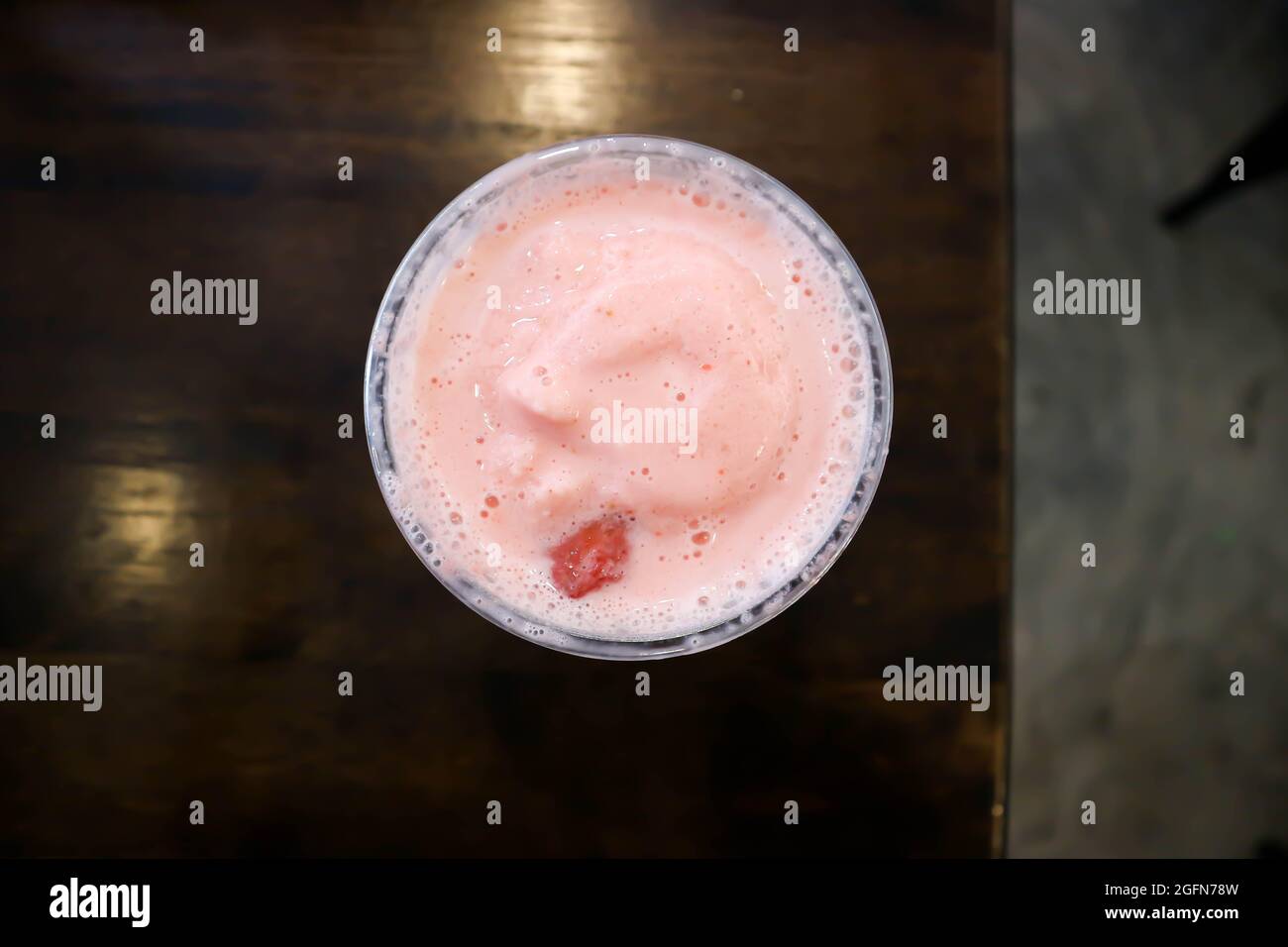 Erdbeer-Joghurt-Smoothie mit Erdbeere, Erdbeer-Smoothie zum Servieren Stockfoto