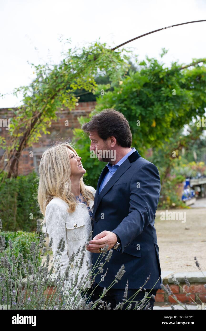 Dorney, Buckinghamshire, Großbritannien. 25. Oktober 2013. Jessica Rose Moor und ihr Mann TV-Moderator Nick Knowles im Dorney Court Kitchen Garden. Quelle: Maureen McLean/Alamy Stockfoto