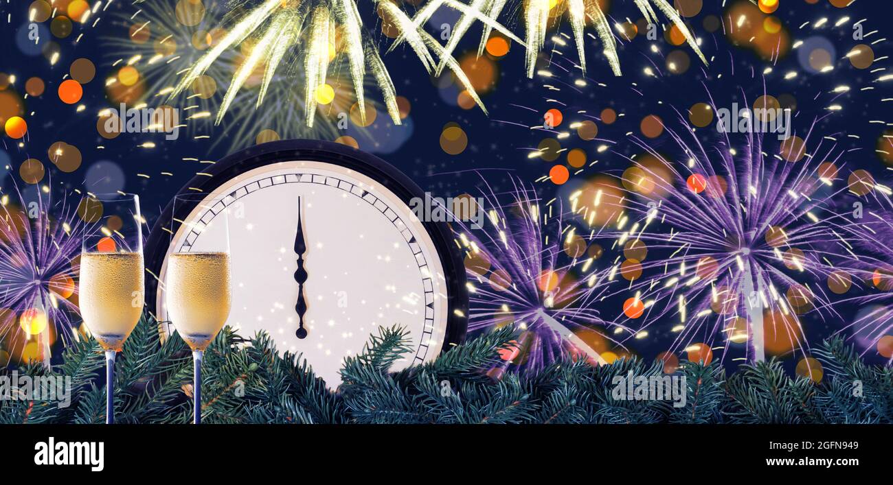 Buntes Neujahrs-Countdown- und Feuerwerk-Konzept. Stockfoto