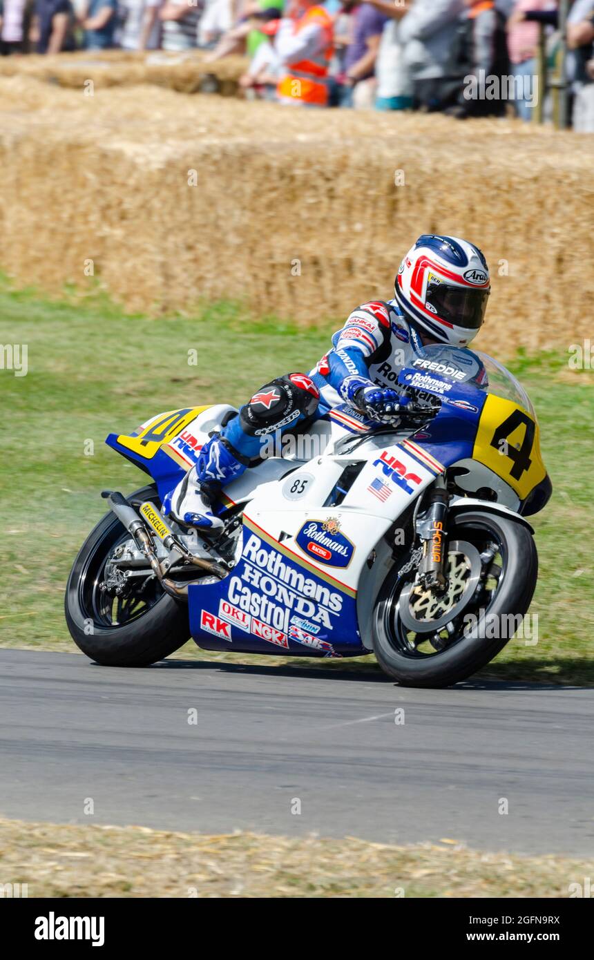 Freddie Spencer fuhr auf der Honda NSR500, die er bei der 500-ccm-Weltmeisterschaft 1985 zum Sieg fuhr. Rennen auf Goodwood 2014 Stockfoto