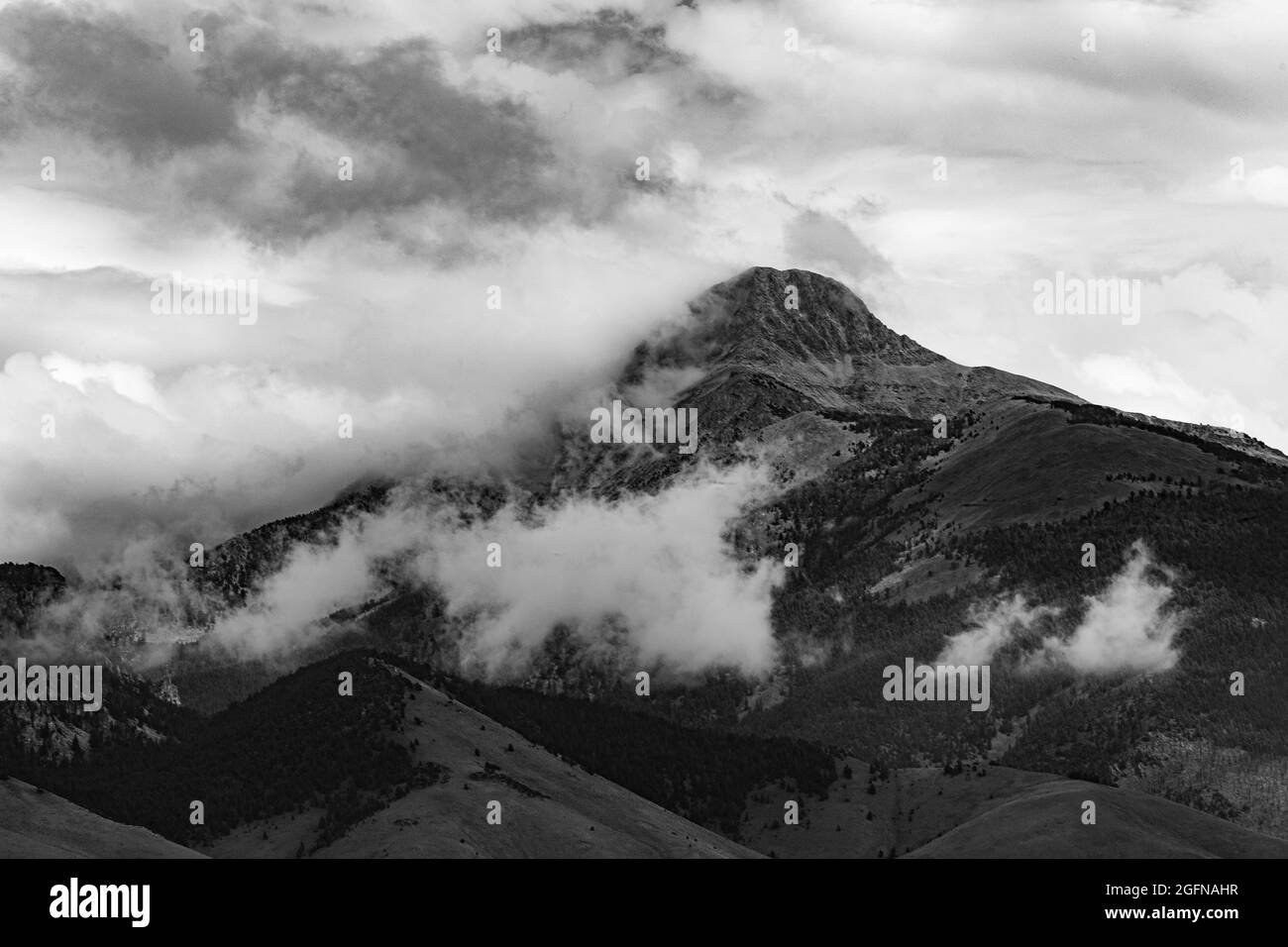 Berggipfel mit Wolken Stockfoto