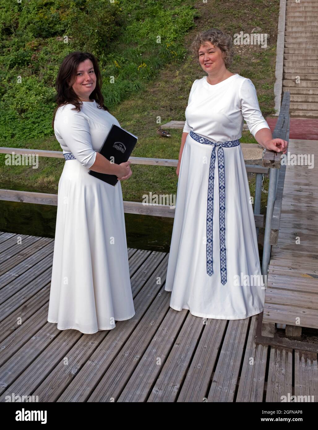 Zwei Frauen in langen weißen Kleidern posieren beim Ogre Stadtfest, 25. August 2021, Ogre, Lettland Stockfoto