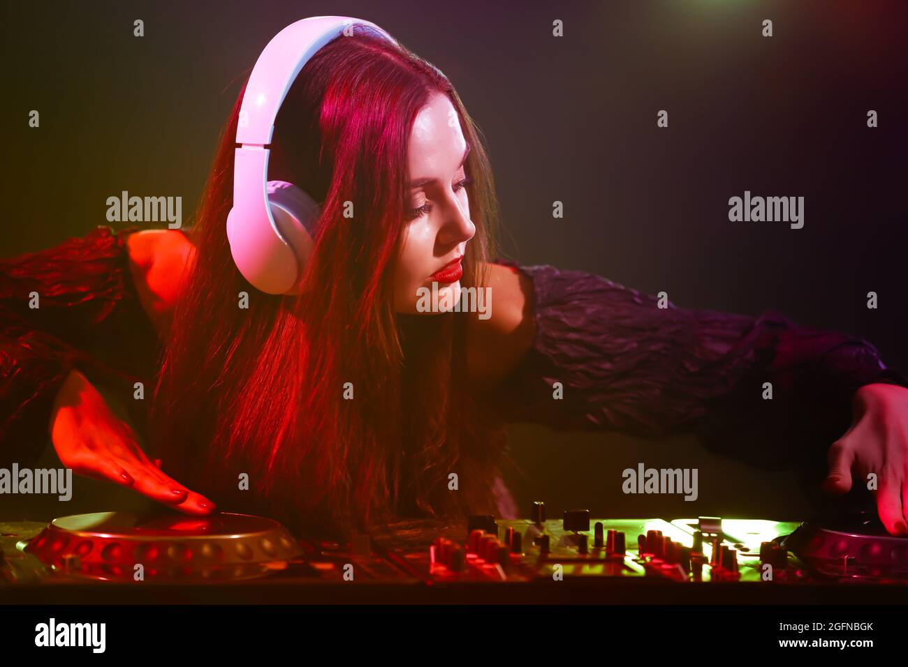 Hubsche Junge Dj Spielt Musik In Der Diskothek Stockfotografie Alamy