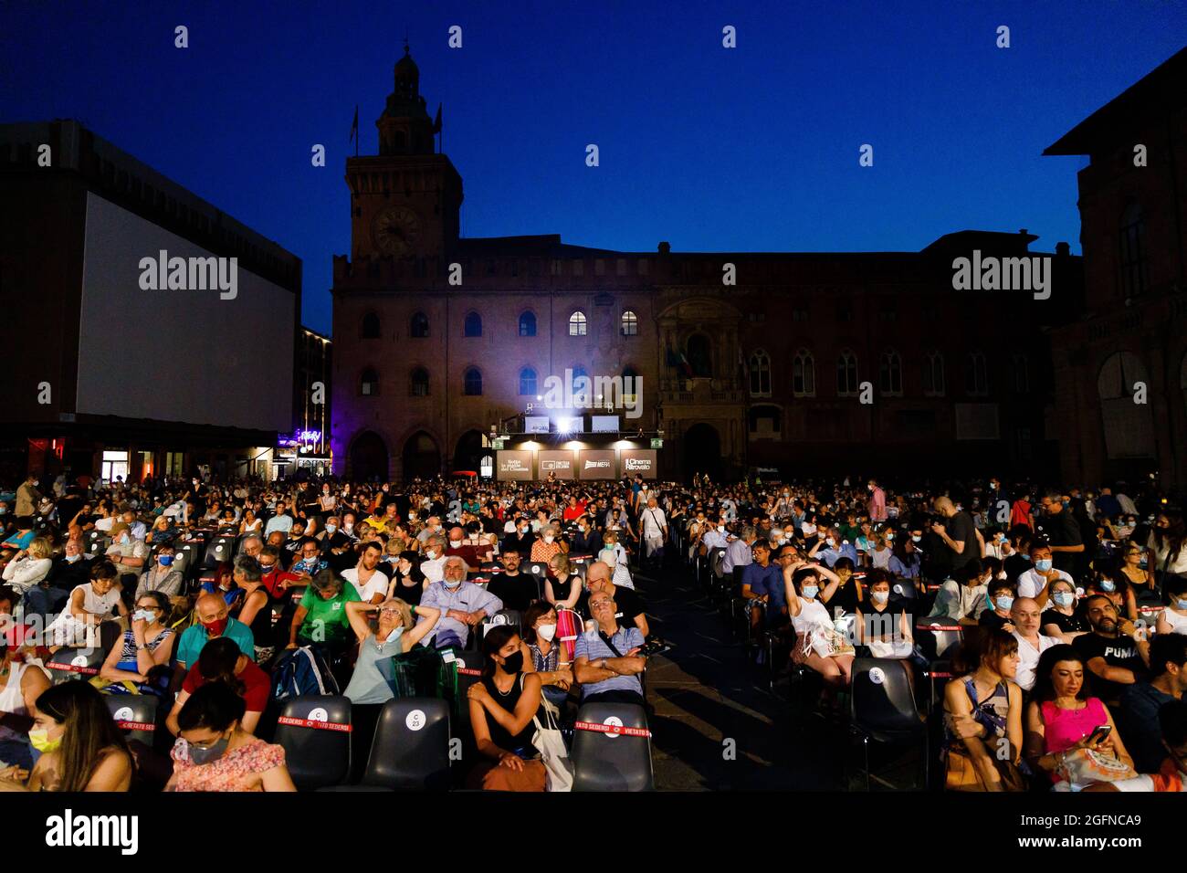 Bologna, Italien. 23. Juli 2021.Blick auf die piazza maggiore vor einer Filmvorführung von Nanni Moretti während des Il Cinema Ritrovato' (was soviel bedeutet wie 'Cinema rediscov Stockfoto